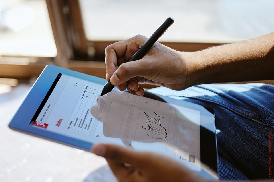 3E Datentechnik 4 Motiv mit Tablet und Unterschrift kopie