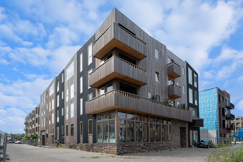 Holz-Aluminium-Fensterrahmen auf IJburg 4