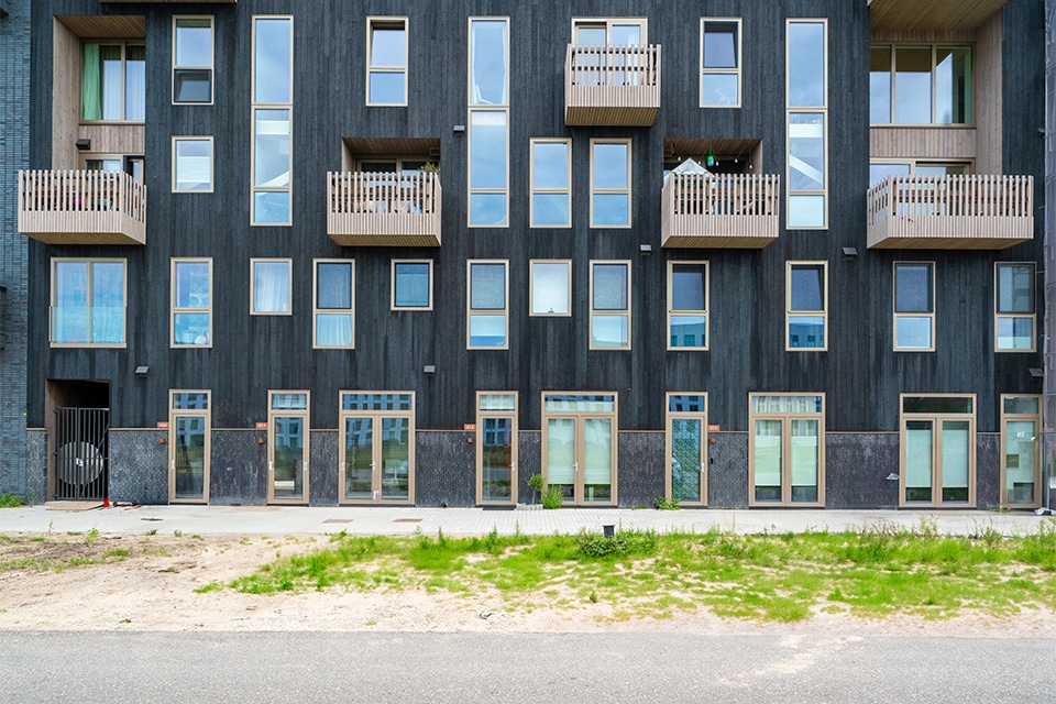 Holz-Aluminium-Fensterrahmen auf IJburg 1