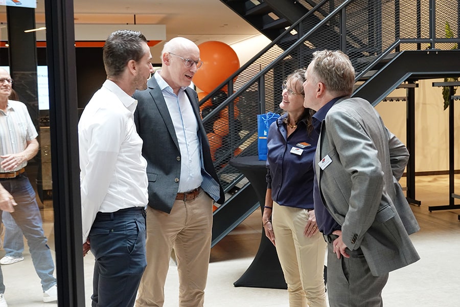 Klanten en leveranciers vol lof bij 45-jarig jubileum Twentse kozijnfabrikant 1