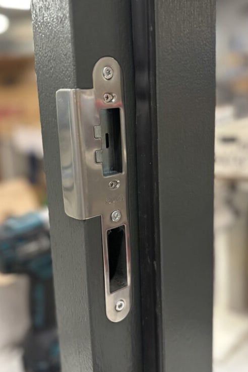 De nieuwe nastelbare sluitplaat van BUVA; altijd een perfect sluitende deur 1