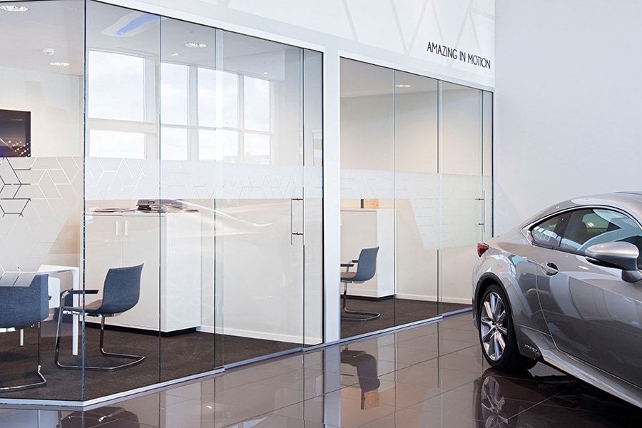 Glazen wanden en deuren bieden onbeperkte mogelijkheden voor interieurafwerking 1