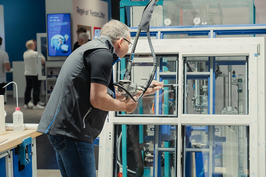Specialist presenteert zijn expertise in het afdichten en verlijmen voor glas, ramen en gevels 5