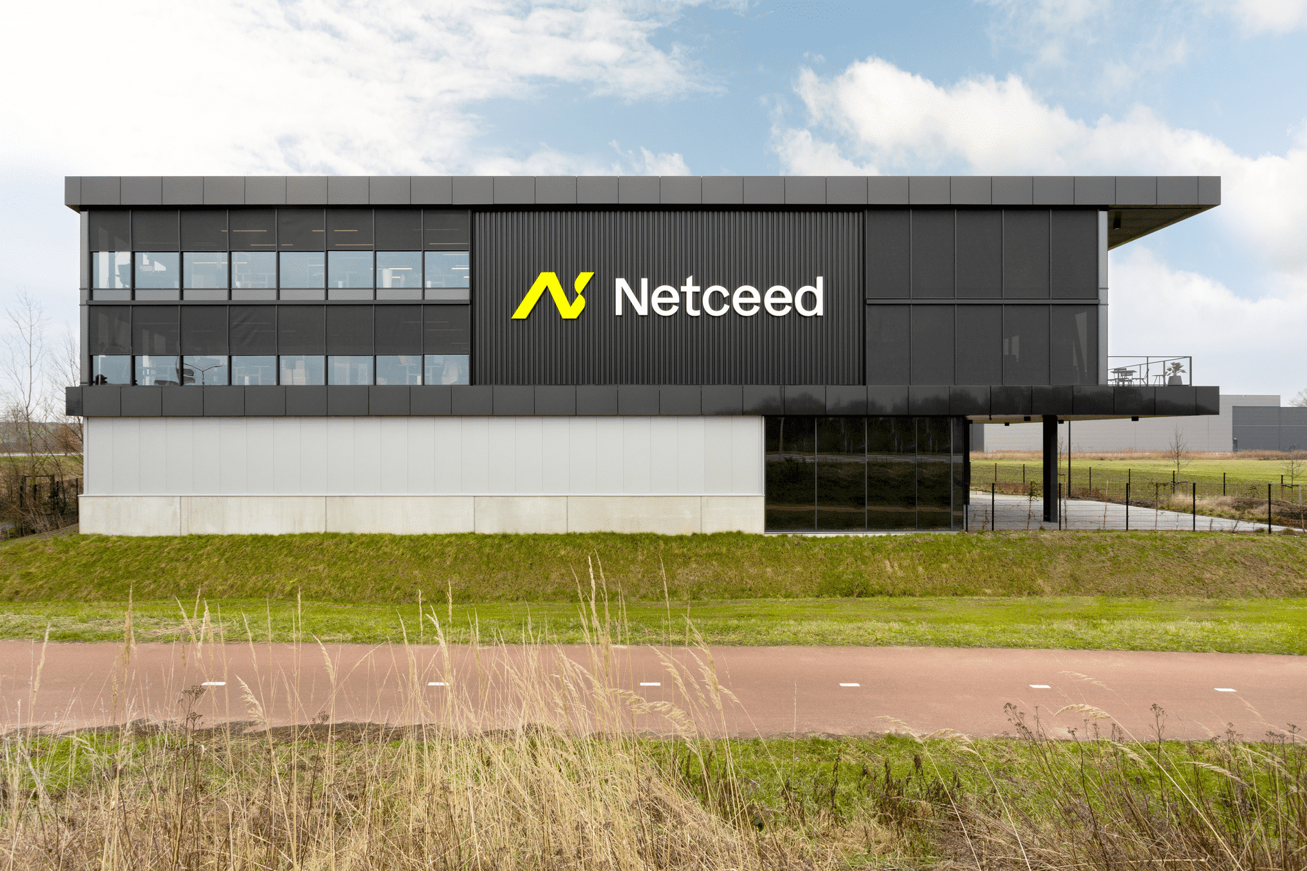 Minimalistische vliesgevel screens van Renson behoeden Netceed kantoor voor oververhitting 1