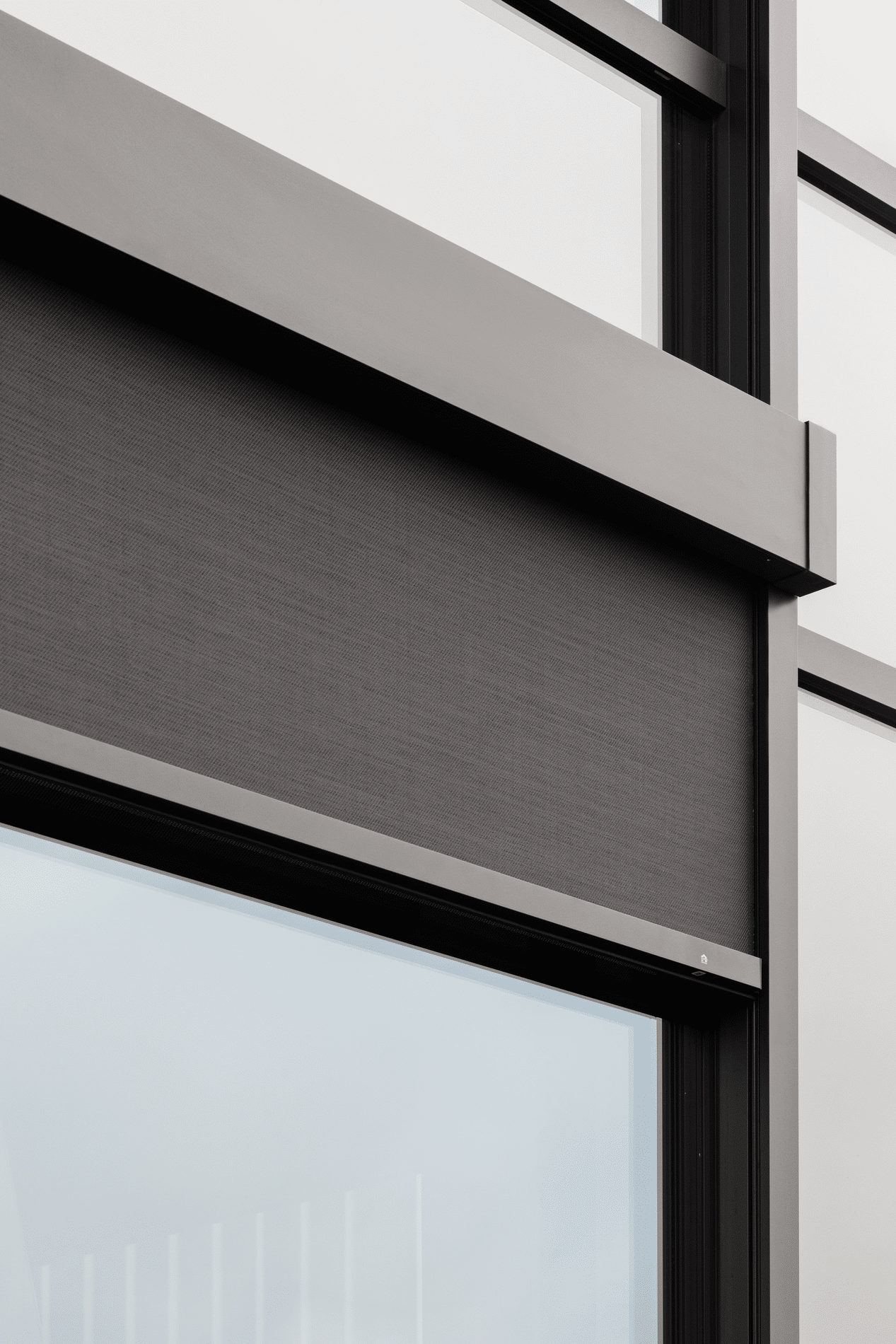 Minimalistische vliesgevel screens van Renson behoeden Netceed kantoor voor oververhitting 3
