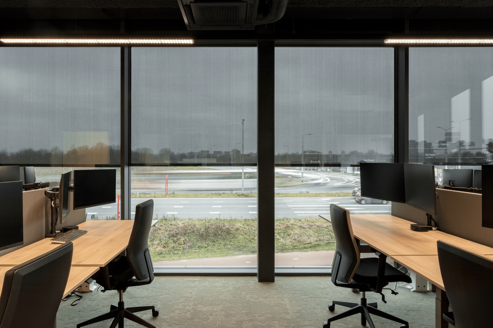 Minimalistische vliesgevel screens van Renson behoeden Netceed kantoor voor oververhitting 2