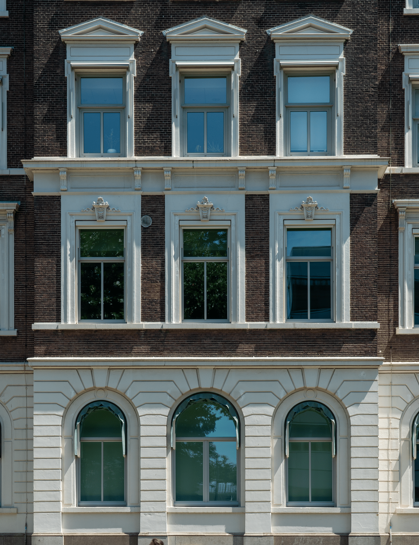 Historische uitstraling hersteld met maatwerk in FSC mahonie 1