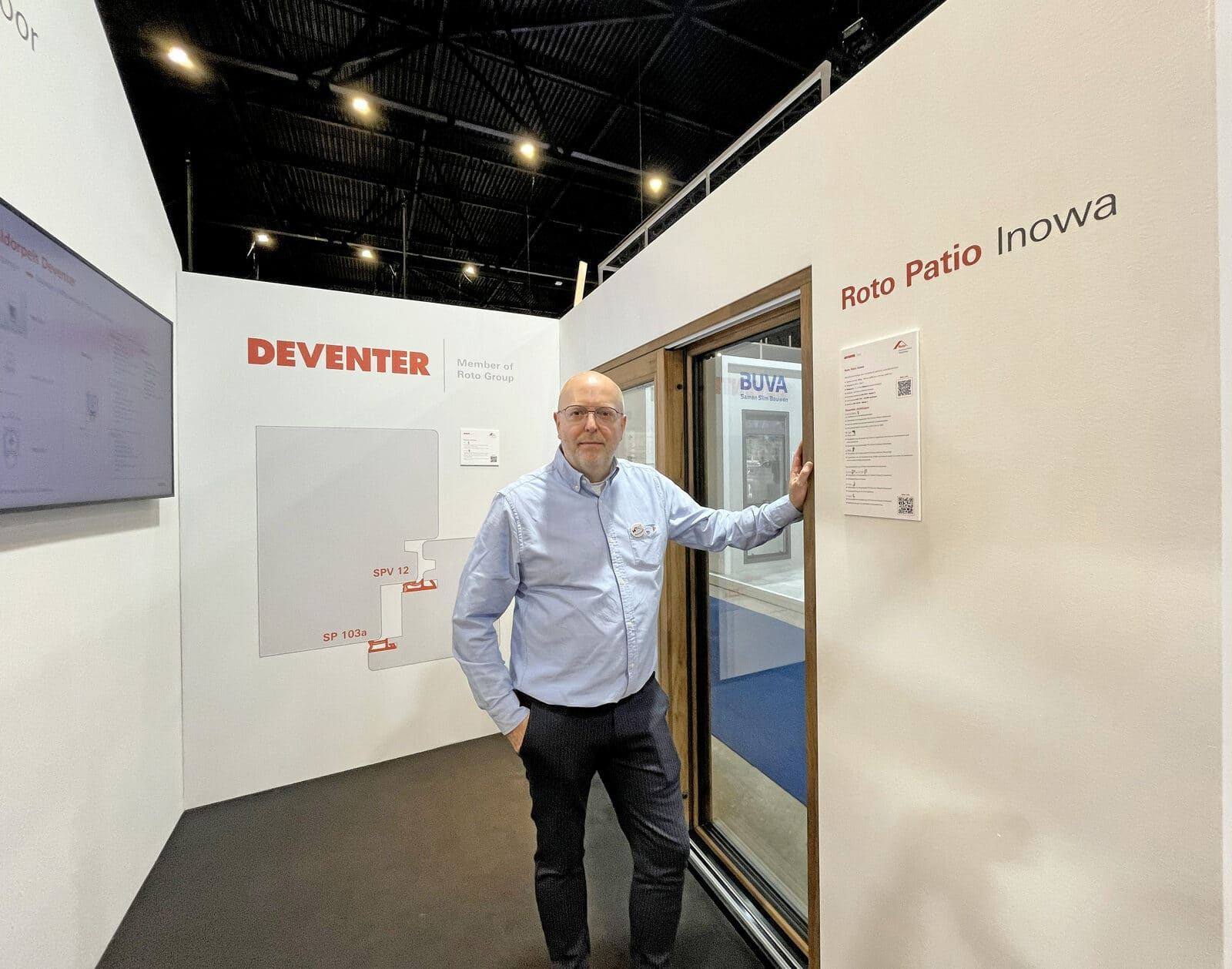 Commercieel manager Jean-Paul Batenburg van DEVENTER Profielen bij de Roto Patio Inowa, een hoogwaardig schuifsysteem van de ROTO Group.
