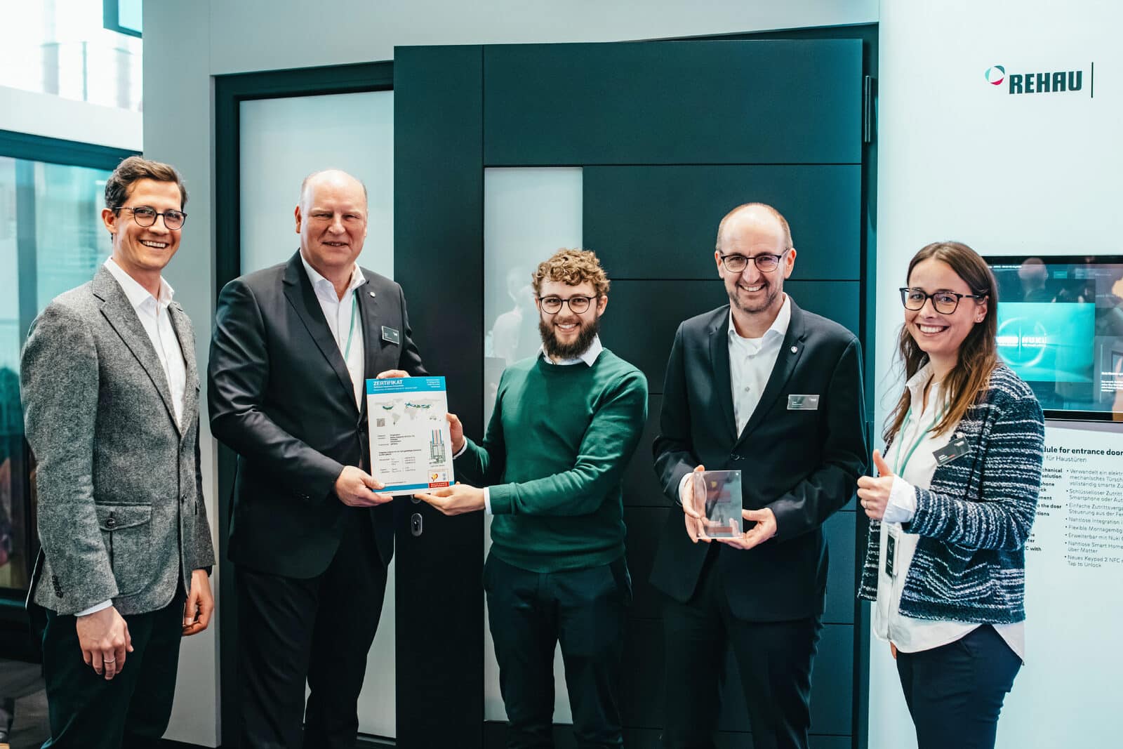 Tijdens Fensterbau Frontale reikte PHI het Passiefhuiscertificaat uit aan REHAU Window Solutions. (Beeld: Andreas Hellmann Fotografie)