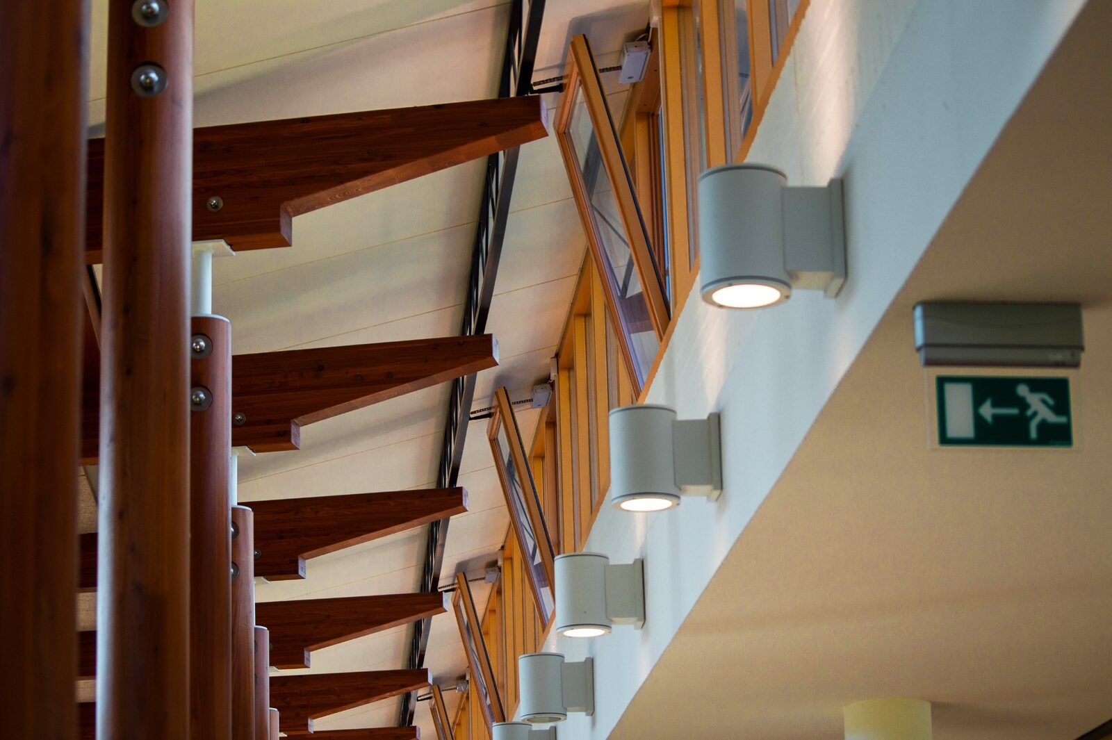 Elektrische Fensterheber sorgen für eine kontrollierte Belüftung durch die hoch gelegenen Fenster in der Bibliothek von IJsselstein.