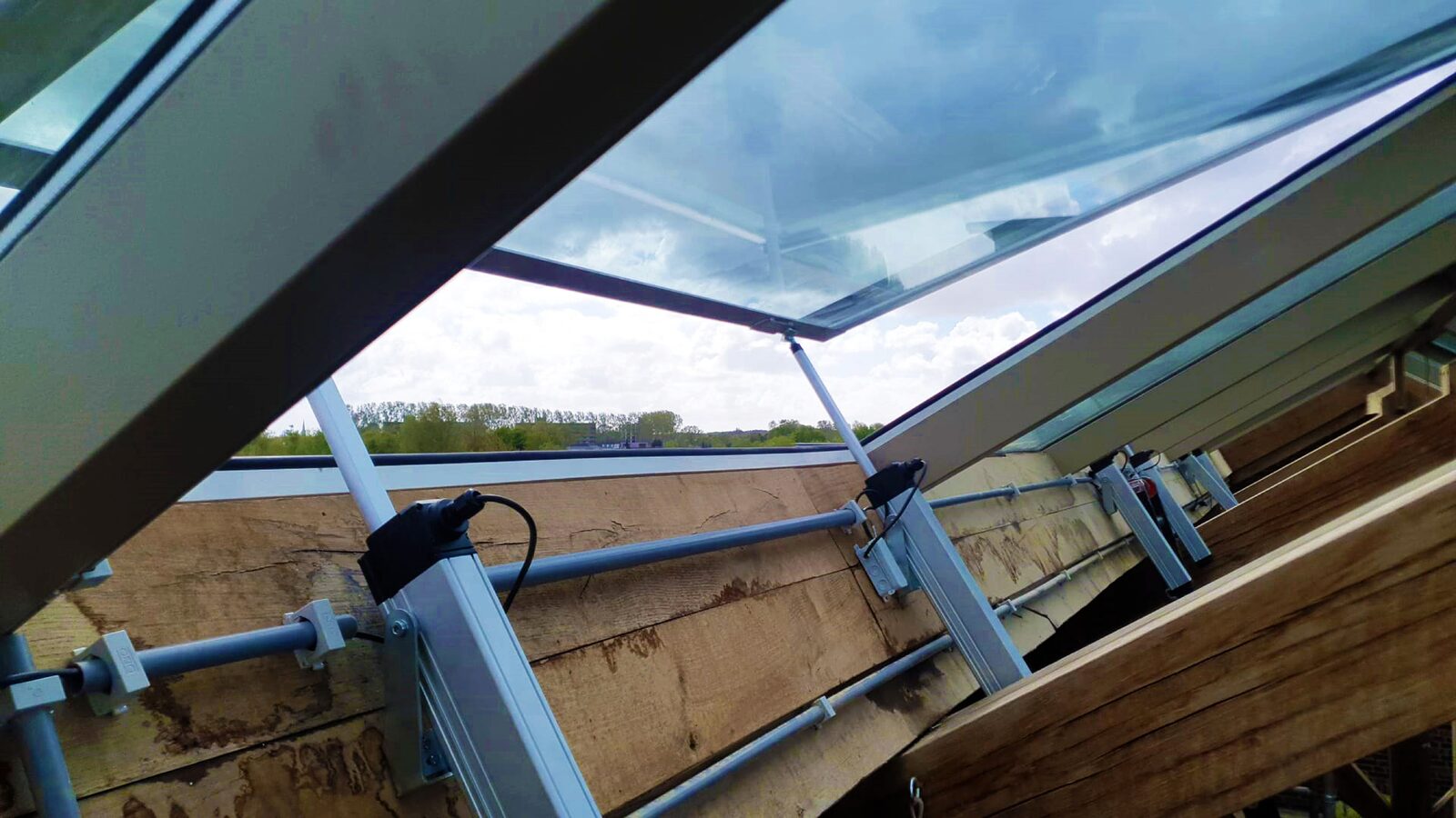 Lineaire raamopeners van Teleflex, toegepast voor het elektrisch openen en sluiten van dakramen.