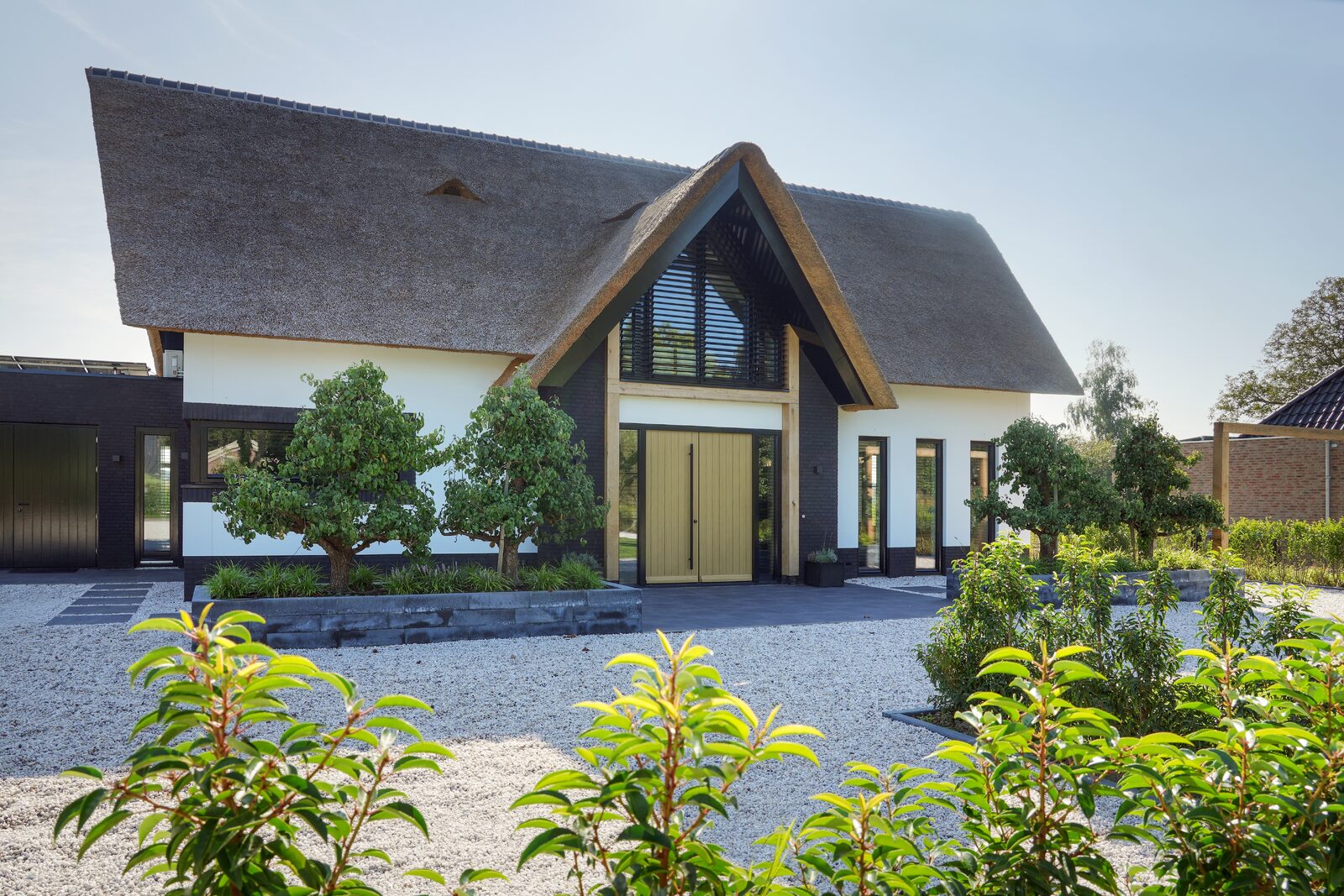 Ook voor de particuliere markt biedt HEBO complete kozijnoplossingen, afgestemd op de uitstraling en wensen van de woning.