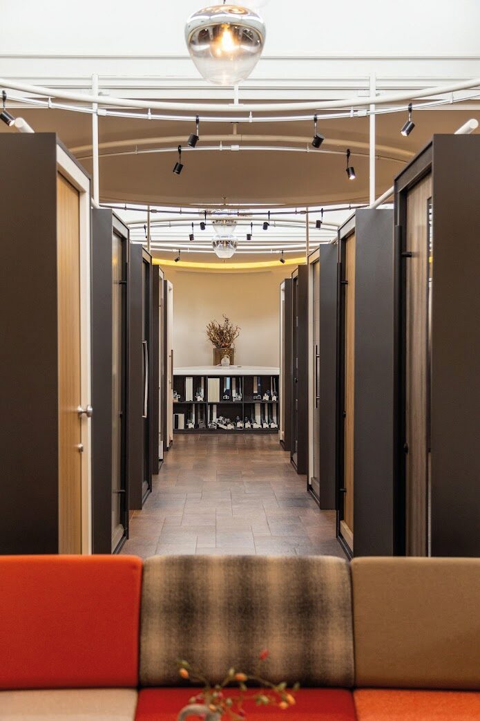 In de huiselijk ingerichte showroom kunnen klanten de verschillende kozijnen, deuren en accessoires bekijken en ervaren.