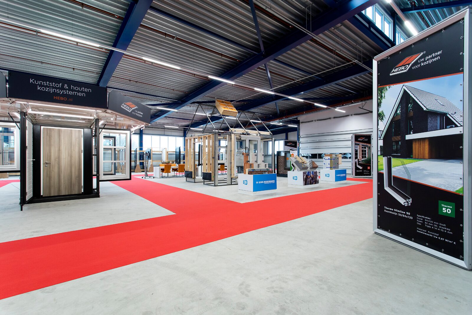 Op het Techniekplein deelt HEBO kennis over onder meer het afstellen en verankeren van kozijnen.