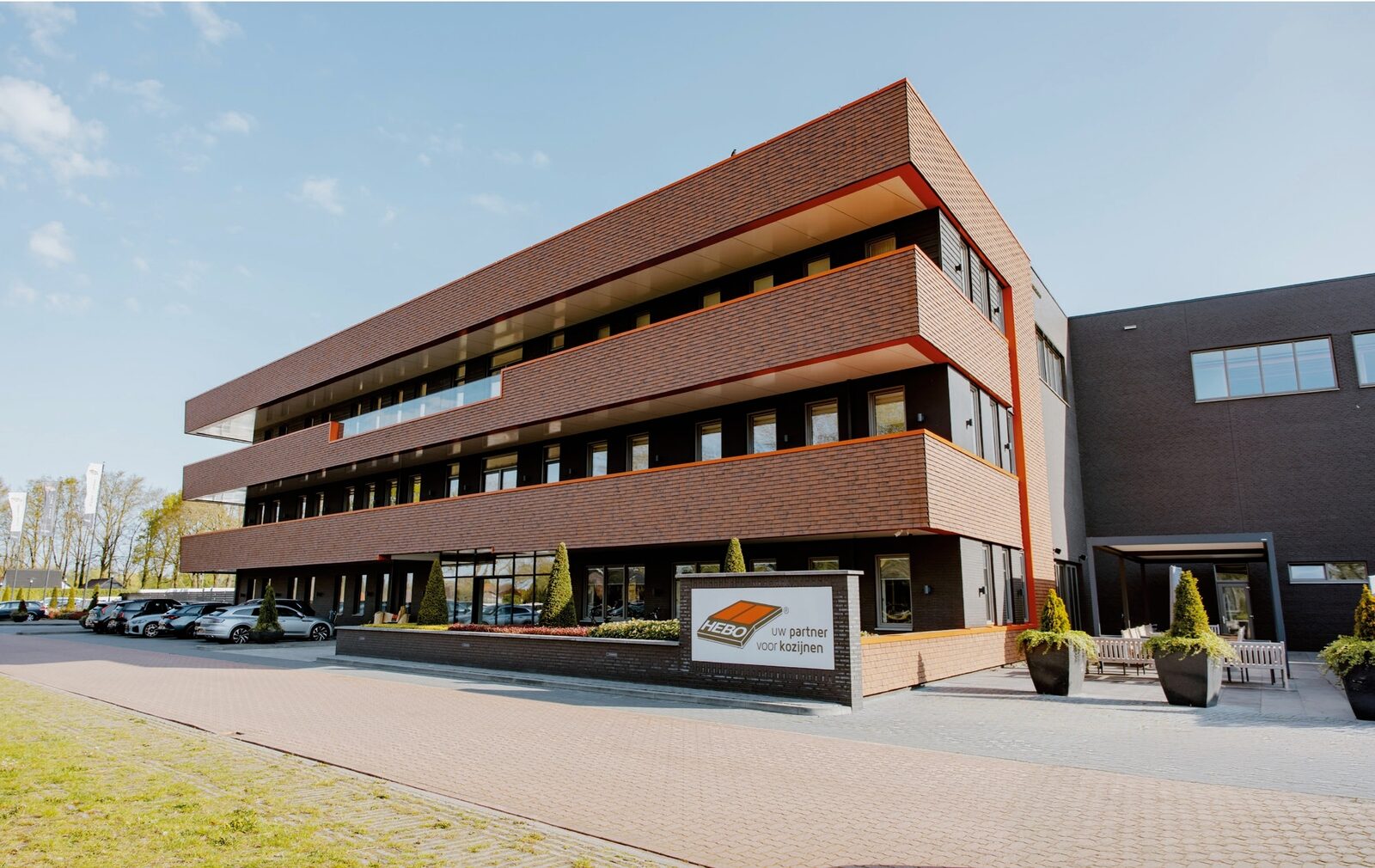 Vanuit het Twentse Hengevelde bedient HEBO zowel de particuliere woningbouw als grotere nieuwbouwprojecten.